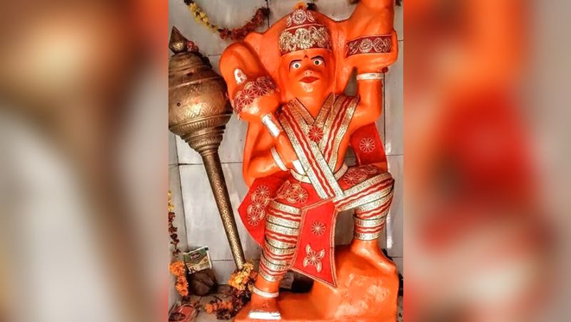 2. यदि जन्म कुंडली में मंगल या अंगारक दोष हो तो 11 मंगलवार तक हनुमान जी को पूर्ण श्रद्धा-भक्ति से चोला चढ़ाएं। इससे परेशानियां कुछ कम हो सकती हैं।
