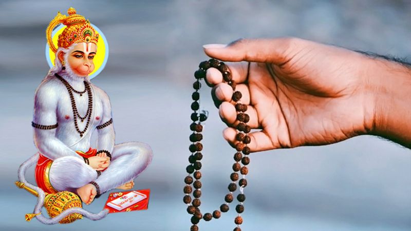 4. जीवन की परेशानियों को कम करने के लिए हनुमान अष्टक का पाठ करें या ऊं हं हनुमते नम: मंत्र की पांच माला जाप करें। हनुमानजी को गुड़-चने का भोग लगाएं और अपने संकटों से मुक्ति की प्रार्थना करें।
