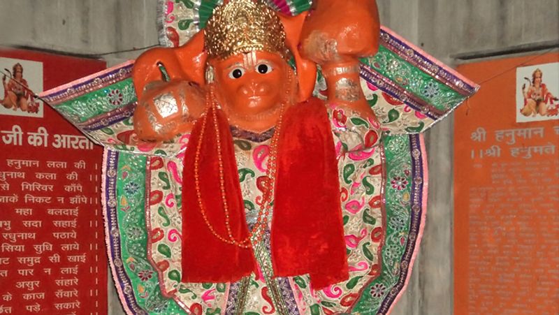 5. नवग्रहों की शांति भी हनुमान जी की पूजा करके की जा सकती है। इसके लिए हनुमानजी को प्रतिदिन एक लोटा जल अर्पित करें और उनकी प्रतिमा से सिंदूर लेकर अपने मस्तक पर लगाएं।
