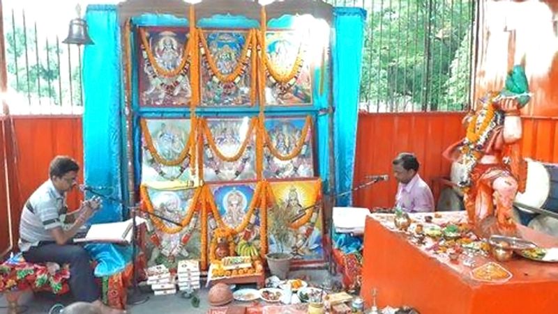 7. सफलता पाने के लिए हर मंगलवार या शनिवार को हनुमान मंदिर में बैठकर सुंदरकांड का पाठ करें।
