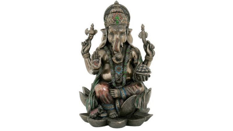 ಗಣೇಶನ ಆರಾಧನೆ ಮಾಡಿಗಣೇಶನ ವಿಗ್ರಹವನ್ನು ಸ್ಥಾಪಿಸಿ, ಅದರಲ್ಲಿ ಅವನ ಸೊಂಡಿಲು ಬಲಕ್ಕೆ ಅಭಿಮುಖವಾಗಿರಲಿ. ಇದನ್ನು ಚತುರ್ಥಿಯ ದಿನದಂದು ಮಾಡಿ. ಪ್ರತಿದಿನ ಈ ವಿಗ್ರಹದ ಮುಂದೆ ಪ್ರಾರ್ಥನೆಗಳನ್ನು ಮಾಡಿ.