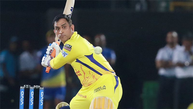 एमएस धोनी
हेलिकॉप्टर शार्ट के लिए मशहूर भारत के पूर्व कप्तान और सीएसके के स्टार प्लेयर महेंद्र सिंह धोनी तीसरे नंबर पर हैं। धोनी ने 204 मैचों में कुल 216 छक्के लगाए है और वह कुछ ही छक्के दूर है, दूसरे नंबर पर आने के लिए। धोनी ने आईपीएल में अबतक 4632 रन बनाए हैं।