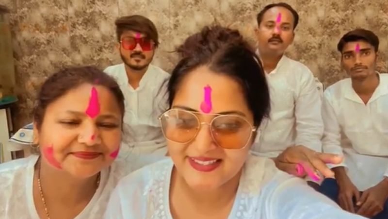 एक्ट्रेस अंजना सिंह ने इंस्टाग्राम पर वीडियो शेयर किया है। वीडियो को शेयर करने के साथ ही उन्होंने कैप्शन लिखा, 'सभी को होली की हार्दिक शुभकामनाएं।'