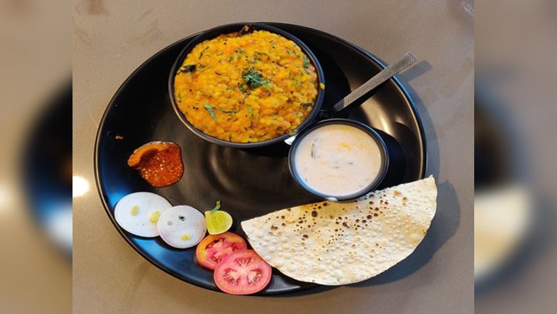 होली के अगले दिन बहुत लाइट खाना खाएं। कोशिश करें कि लंच में खिचड़ी या हल्के दाल-चावल और रायता जरूर खाएं। अपने खाना में सलाद शामिल करें। 