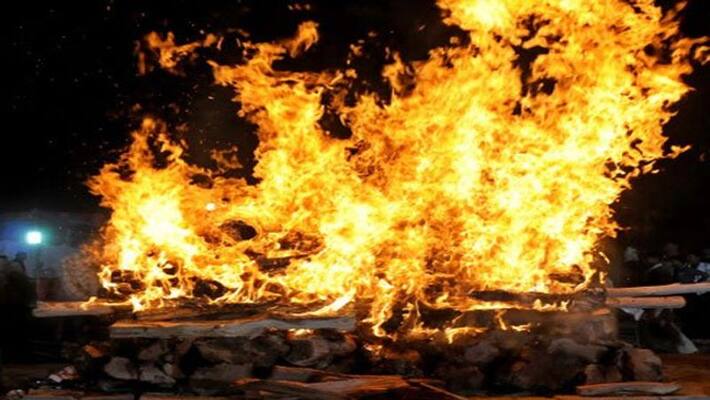 Odisha man jumps into wife funeral pyre, succumbs to burn injuries Odisha man jumps into wife funeral pyre, succumbs to burn injuries
