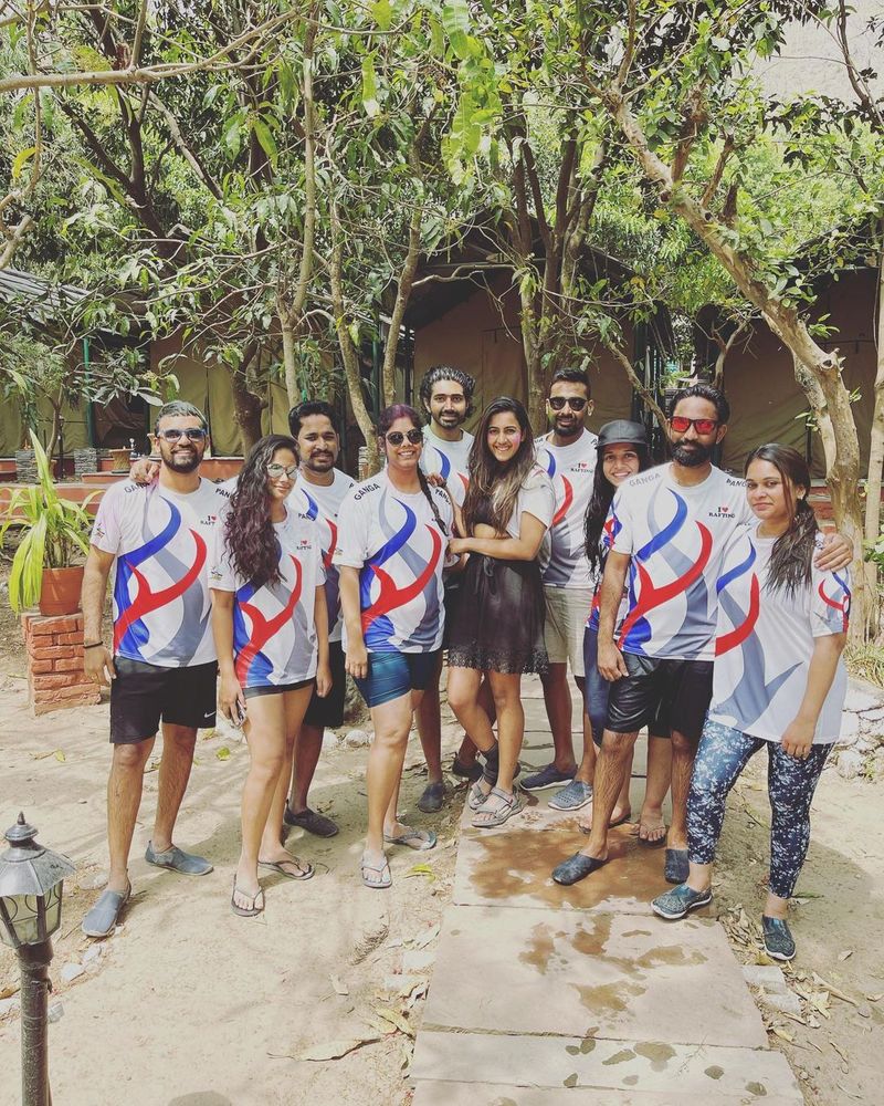 దంపతులు ఇద్దరూ వైట్ కాంబినేషన్ టి షర్ట్స్ లో ఇరగదీశాడు. ముఖ్యంగా నిహారిక హోలీ డ్రెస్ లో గ్లామరస్ గా కనిపించారు.