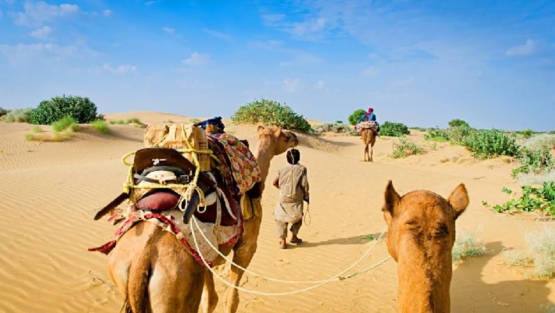 बताते चले कि राजस्थान की पश्चिमी सीमाएं पाकिस्तान से लगती हैं। आजादी के पहले राजस्थान को राजपूताना के नाम से जाना जाता था। पूरे राजपूताना में 19 रियासतें और 3 ठिकाने थे। इन रियासतों और ठिकानों के एकीकरण के बाद 30 मार्च 1949 को राजस्थान बना। इन रियासतों का एकीकरण सात चरणों में पूरा हुआ। इसमें इसमें करीब 8 साल 7 महीने 14 दिन का समय लगा था।

