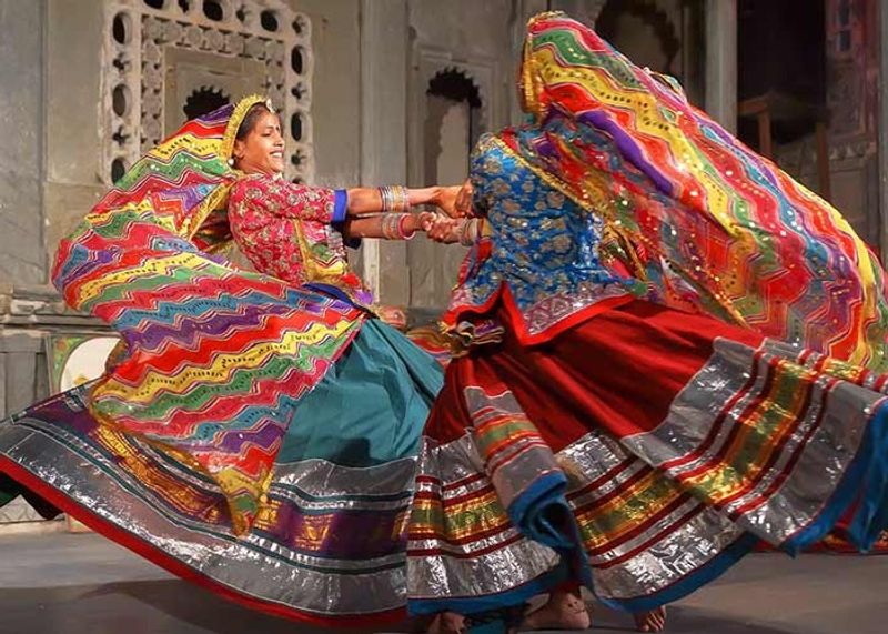 राजस्थान का गर्वीला इतिहास आज भी हर राजस्थानी में आगे बढ़ने का जोश भर देता है। कला-संस्कृति हो, या व्यापार। चाहे खेल की बात करो या खेती की राजस्थानी किसी से कम नहीं हैं। वहीं, इंग्लैंड के विख्यात कवि किप्लिंग ने लिखा था, दुनिया में अगर कोई ऐसा स्थान है, जहां वीरों की हड्डियां मार्ग की धूल बनी हैं तो वह राजस्थान कहा जा सकता है।
