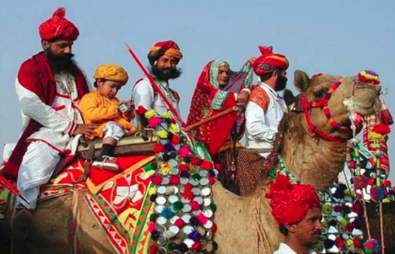 राजस्थान के पहले सीएम हीरा लाल शास्त्री थे, जो भारतीय राष्ट्रीय कांग्रेस के नेता थे और उनका कार्यकाल 7 अप्रैल 1949 से 5 जनवरी 1951 तक था। बताते हैं कि हीरालाल शास्त्री का जन्म 24 नवम्बर 1899 को जयपुर जिले में जोबनेर के एक किसान परिवार में हुआ था। उनकी प्रारम्भिक शिक्षा जोबनेर में हुआ था। साल 1920 में उन्होंने साहित्य-शास्त्री की डिग्री प्राप्त की थी। 1921 में जयपुर के महाराजा कालेज से बीए किया और वे इस परीक्षा में सर्वप्रथम आए। 1921 में वे जयपुर राज राज्य सेवा में आ गए थे और बड़ी तेजी से उन्नति करते हुए गृह और विदेश विभागों में सचिव बने थे, फिर भी 1927 में उन्होंने इस पद से इस्तीफा दे दिया। प्रशासनिक सेवा के दौरान उन्होंने बड़ी मेहनत, कार्यकुशलता और निर्भीकता से काम किया था।