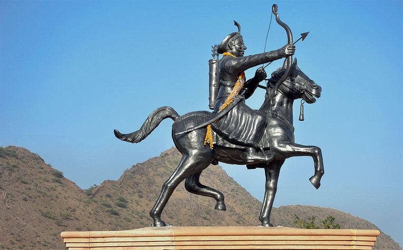 कहा जाता है कि गौरी ने 18 बार पृथ्वी पृथ्वीराज पर आक्रमण किया था, जिसमें 17 बार उसे पराजय का सामना करना पड़ा था। जोधपुर के राजा जसवंत सिंह के 12 साल के पुत्र पृथ्वी ने तो हाथों से औरंगजेब के खूंखार भूखे जंगली शेर का जब़़ा फाड़ डाला था।