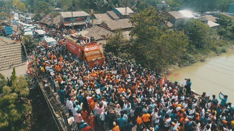परिवर्तन की शुरुआत नंदीग्राम से होगी
गृह मंत्री ने कहा, यहां लोगों और कार्यकर्ताओं का मानना है कि परिवर्तन तो पूरे बंगाल में करना है, लेकिन पूरे बंगाल में परिवर्तन का सरल रास्ता है कि यहां नंदीग्राम में ममता दीदी को हरा दो।