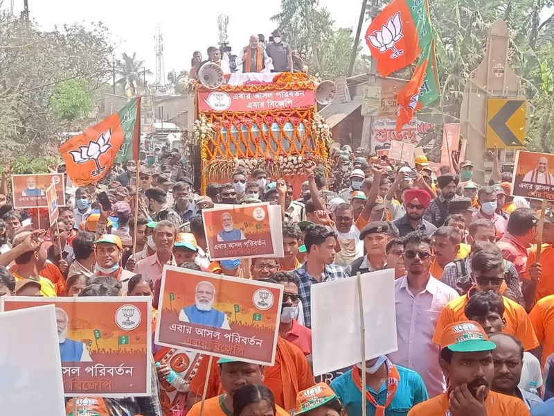 रोड शो के दौरान अमित शाह ने दावा किया कि नंदीग्राम में भाजपा उम्मीदवार शुभेंदु अधिकारी की जीत निश्चित है। उन्होंने कहा कि पार्टी प. बंगाल में 200 से अधिक सीटें जीतेगी।
शाह ने कहा, ममता दीदी रात को निवास करती हैं उसके पांच किलोमीटर में एक महिला का बलात्कार हुआ। मैं ममता दीदी से पूछना चाहता हूं कि बलात्कार करने वाले आपके निवास से 5 किलोमीटर दूर जब आप नंदीग्राम में हो तब बलात्कार करते हैं तो बंगाल में महिलाओं की सुरक्षा का क्या होगा।