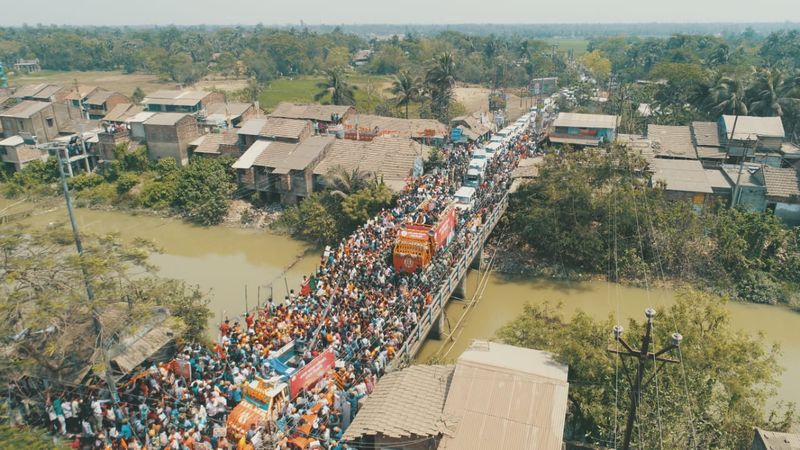 बंगाल में पहले चरण के लिए 27 मार्च को 30 सीटों पर मतदान हुआ था। इसमें 80% मतदान हुआ। यहां अब दूसरे चरण में 30 सीटों पर एक अप्रैल को, तीसरे चरण में 31 सीटों पर 6 अप्रैल को, चौथे चरण में 44 सीटों पर 10 अप्रैल को, पांचवे चरण में 45 सीटों पर 17 अप्रैल को, छठे चरण में 43 सीटों पर 22 अप्रैल को, सातवें चरण में 36 सीटों पर 26 अप्रैल को और आठवें चरण में 35 सीटों पर 29 अप्रैल को वोटिंग होगी। 2 मई को नतीजे आएंगे।
