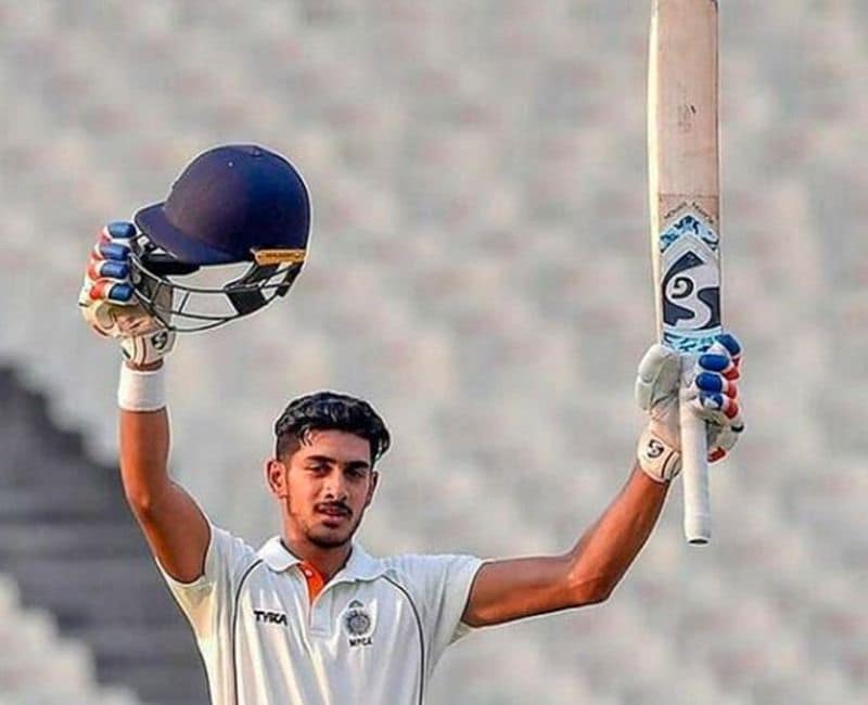 মধ্যপ্রদেশের রঞ্জি দলের হয়ে খেলেছেন এই বাঁ হাতি ব্যাটসম্যান। সেঞ্চুরিও করেছেন তিনি। তার প্রতিভার প্রশংসা করেছেন অনেকেই।