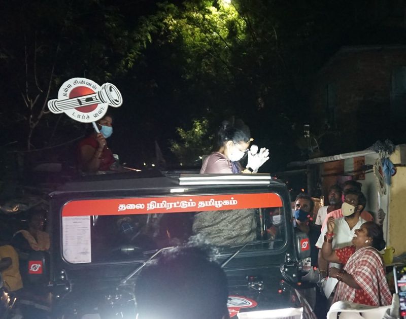 கமல்ஹாசனின் மக்கள் நீதி மய்யம் கட்சியின் மயிலாப்பூர் வேட்பாளர் நடிகை ஸ்ரீபிரியா. இவர் கடந்த சில நாட்களாக தன்னுடைய தொகுதியில் தீவிரமாக தேர்தல் பிரசாரம் செய்து வருகிறார். நேற்றிரவு மயிலாப்பூர் தொகுதியில் தேர்தல் பிரச்சாரம் மேற்கொண்ட ஸ்ரீப்ரியா அங்கிருந்த பெண்களிடம் கலந்துரையாடினார். 