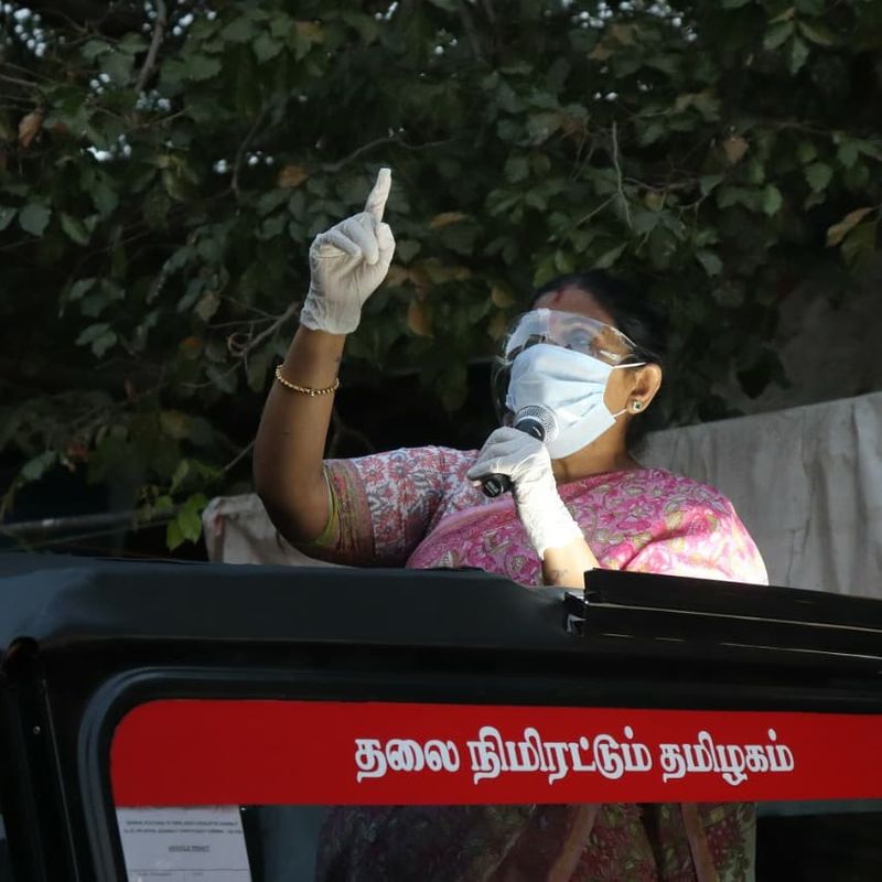 இந்த தமிழ்நாட்டில் ஒரே ஒரு அரசியல்வாதி அல்லது அமைச்சர் ஏழையாக இருக்கின்றாரா? ஓட்டுப்போடும் நீங்கள்தான் ஏழையாக இருக்கின்றீர்கள். எனவே அதை சிந்தித்து பார்த்து ஓட்டு போடுங்கள். மக்கள் நீதி மையத்திற்கு ஆதரவு தாருங்கள் என வாக்கு சேகரித்தார். 