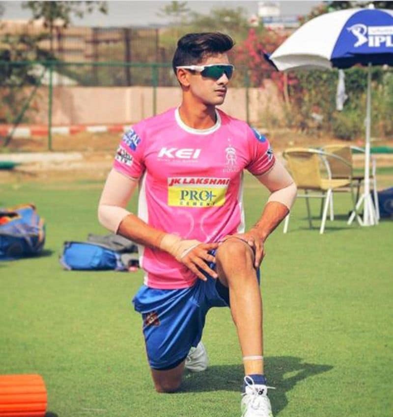 এছাড়াও তিনি জানিয়েছিলেন, 'ক্রিকেট খেলতে যখন মাঠে নামি, তখন পারিবারিক পরিচয় খুব একটা প্রভাব ফেলে না। দক্ষতা না থাকলে পারিবারিক পরিচয় দিয়ে রান করা সম্ভব নয়।'