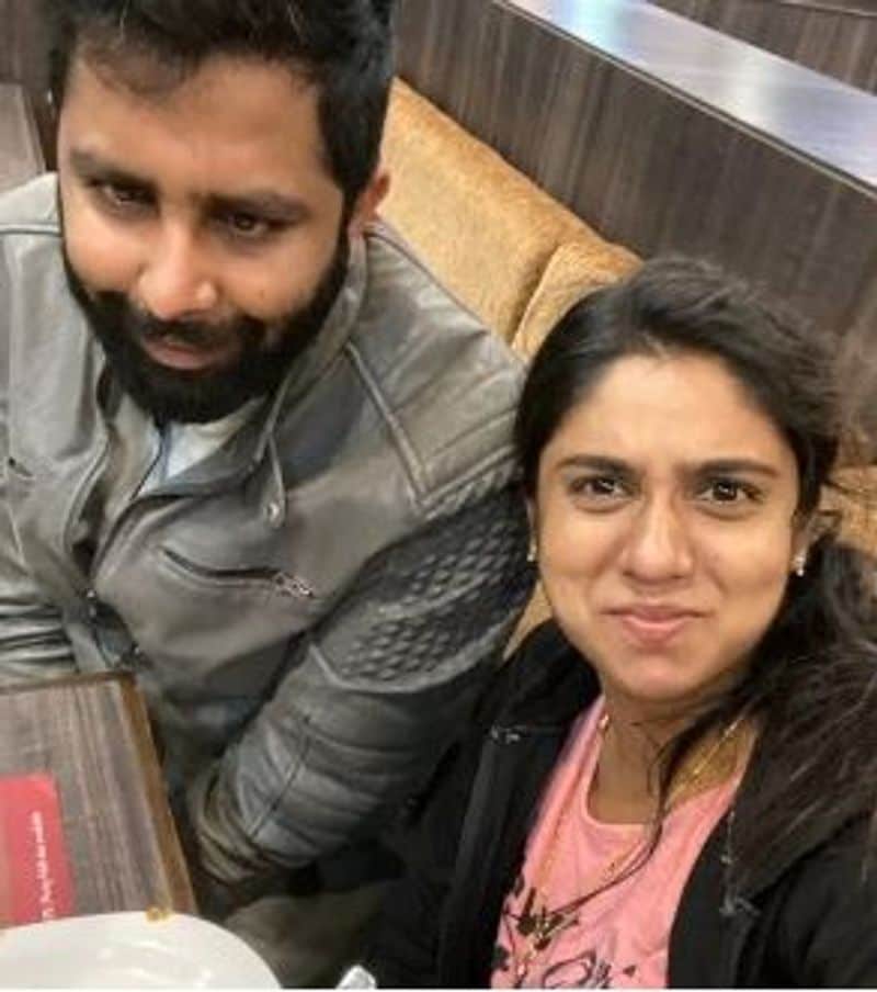 <p>ಖಾಸಗಿ ಹೋಟೆಲ್ನಲ್ಲಿ ನಾಗಾರ್ಜುನ್ ಹುಟ್ಟುಹಬ್ಬ ಆಚರಿಸಿರುವ ಚೈತ್ರಾ ಡಿಸೈನರ್ ಬಟ್ಟೆಗಳು ಹಾಗೂ ಚಿನ್ನ ಬ್ರೇಸಲೆಟ್ ಉಡುಗೊರೆಯಾಗಿ ನೀಡಿದ್ದರು.</p>