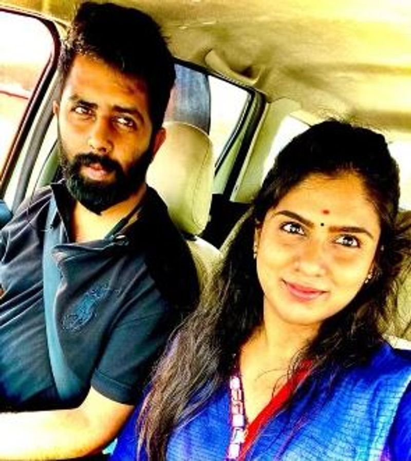 <p>ಈ ಫೋಟೋಗಳ ಬಗ್ಗೆ ಅಭಿಮಾನಿಗಳು ಪ್ರಶ್ನೆ ಮಾಡಿದ್ದಾರೆ. ಬಲವಂತ ಮದುವೆ ಆಗಿದ್ದರೆ ಚೈತ್ರಾ ಬಳಿ ನೀವು ಚಿನ್ನದ ಬ್ರೇಸಲೆಟ್ ಪಡೆಯುವುದು ತಪ್ಪಲ್ಲವೇ? ಎಂದು ಕಾಮೆಂಟ್ ಮಾಡಿದ್ದಾರೆ.</p>