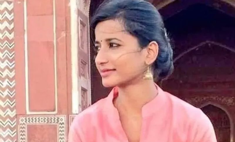 महिला विधायक का यह वीडियो देखकर लोग कई तरह की टिप्पणी भी कर रहे हैं। एक ने लिखा है कि 'आप तो होली मना लिए मैडम जी लेकिन 14वें वित्त आयोग के बेरोजगार कर्मियों की ये काली होली थी जिसे युगों युगों तक याद रखा जाएगा'। दूसरे ने लिखा 'मैडम सरकार ने जो नियम बनाए हैं वह आम आदमी के लिए हैं, आप जैसे नेताओं को तो सभी तरह की छूट है। धन्यवाद दीदी, सरकार की बात नहीं मानने के लिए। धर्म संविधान से बड़ा है। आपने राज्य सरकारो शर्मसार कर दिया। (फाइल फोटो)
