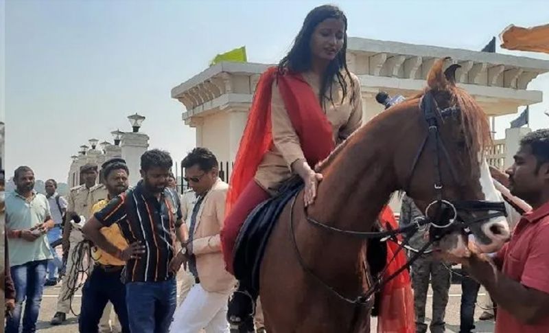 बता दें कि सोशल मीडिया और चर्चा में आने के लिए विधायक अंबा प्रसाद आए दिन कुछ ना कुछ नया करती रहती हैं। जिसके चलते उन्हें कई बार आलोचना का भी शिकार होना पड़ता है। इसी महीने 8 मार्च को वुमेंस डे के मौके पर वह विधनासभा के सत्र के दौरान घोड़े पर बैठकर पहुंची थीं। जहां उन्होंने खूब सुर्खियां बटोरी थीं।