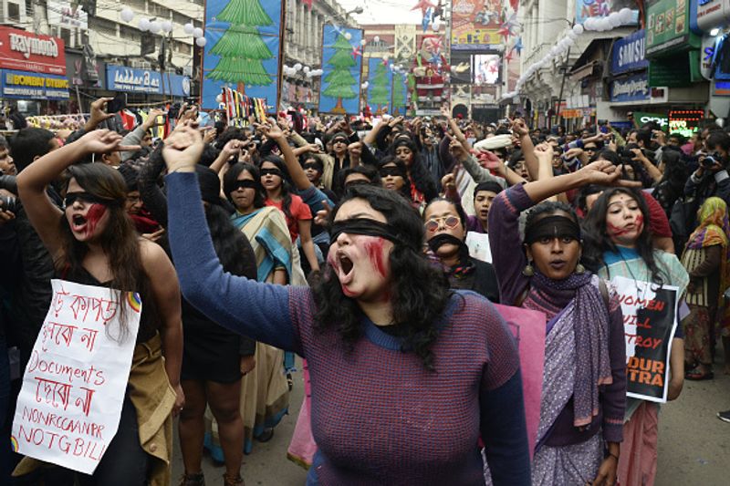 <p style="text-align: justify;">একই অবস্থা সরকারি সহায়তারও। কমিশনের কাছে ধর্ষণ ও পুলিশের নৃশংসতার শিকার হওয়া মহিলারা জানিয়েছেন, রাজ্য সরকার ও পুলিশের পক্ষ থেকে নামমাত্র ক্ষতিপূরণ দেওয়া হয়েছে। তাতে কিছু হয় না। এমনকী, পকসো আইনের আওতায় ক্ষতিগ্রস্থদের যে ক্ষতিপূরণ পাওয়ার কথা, তাও অনেক ক্ষেত্রেই দেওয়া হয়নি।</p>
<p style="text-align: justify;"> </p>