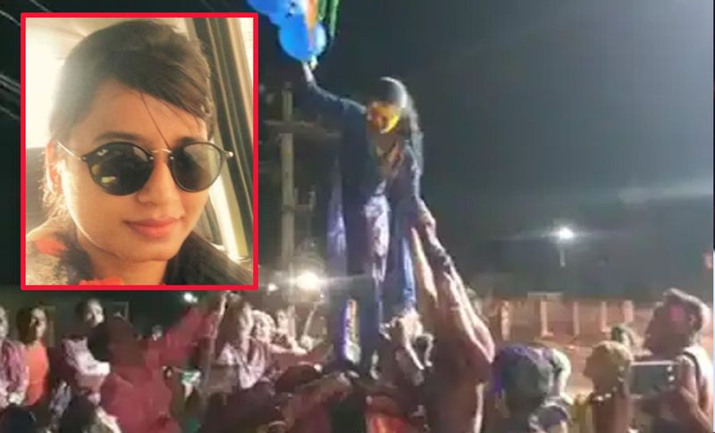 दरअसल, बड़कागांव से कांग्रेस विधायक अंबा प्रसाद को कोरोना गाइडलाइन से ज्यादा अपनी परंपरा की फिक्र है। इसलिए उन्होंने अपने गांव पहरा में मटकी फोड़ समारोह का आयोजन रखा। जहां उन्होंने सैंकड़ों लोगों की भीड़ जुटाकर और मटका फोड़कर उनके साथ होली मनाई। इसके बाद उन्होंने ट्विटर पर एक वीडियो पोस्ट कर लिखा कि ''मैंने अपने पिता श्री योगेंद्र साव की ओर से शुरू की गई परंपरा को आगे बढ़ाया है।
