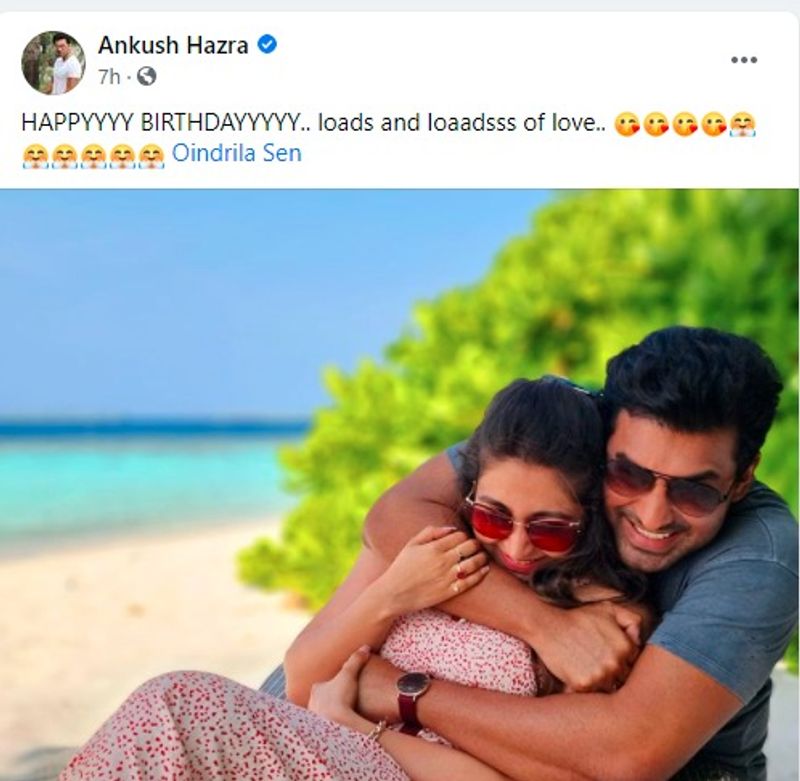 <p>সমুদ্রসৈকতে প্রেমিকাকে আষ্টেপৃষ্ঠে জড়িয়ে ধরে রয়েছেন তিনি। ভালোবাসা জানিয়ে শুভেচ্ছা জানানোর এই পোস্ট এখন নেট দুনিয়ায় ভাইরাল।</p>