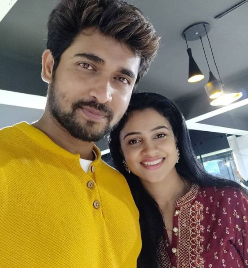 <p>ಲಕ್ಷ್ಮೀ ಬಾರಮ್ಮ ಧಾರವಾಹಿಯ ಈ ಕ್ಯೂಟ್ ಕಪಲ್ ಮದುವೆಯಾಗುತ್ತಿದ್ದಾರೆ</p>