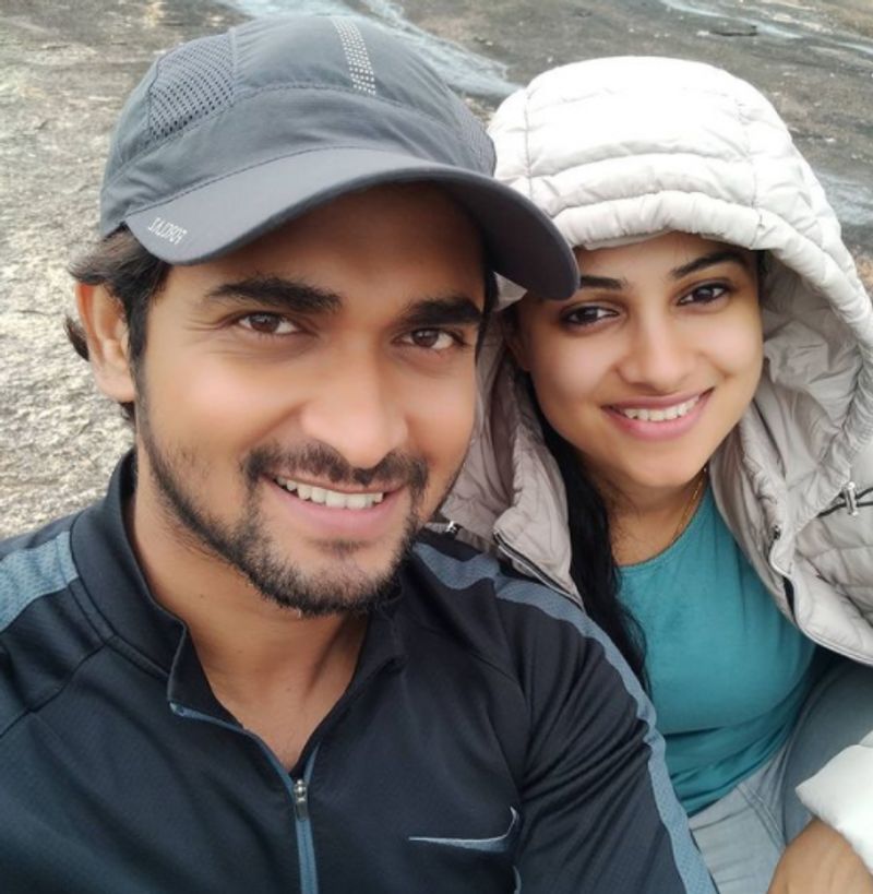 <p>ಏಪ್ರಿಲ್ ಒಂದರಂದು ಜೊತೆಯಾಗಲಿರೋ ಕ್ಯೂಟ್ ಜೋಡಿ ಫೋಟೋವನ್ನು ಇನ್ಸ್ಟಗ್ರಾಂನಲ್ಲಿ ಶೇರ್ ಮಾಡಿದ್ದಾರೆ.</p>