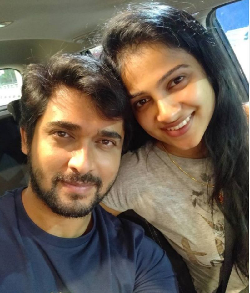 <p>ಕವಿತಾ ಲ್ಯಾವೆಂಡರ್ ಕಲರ್ ಡ್ರೆಸ್ ಧರಿಸಿದ್ರೆ ಚಂದನ್ ವೈಟ್ ಶರ್ಟ್ ಮೇಲೆ ಬ್ಲಾಕ್ ಬ್ಲೇಖರ್ ಧರಿಸಿದ್ದರು</p>