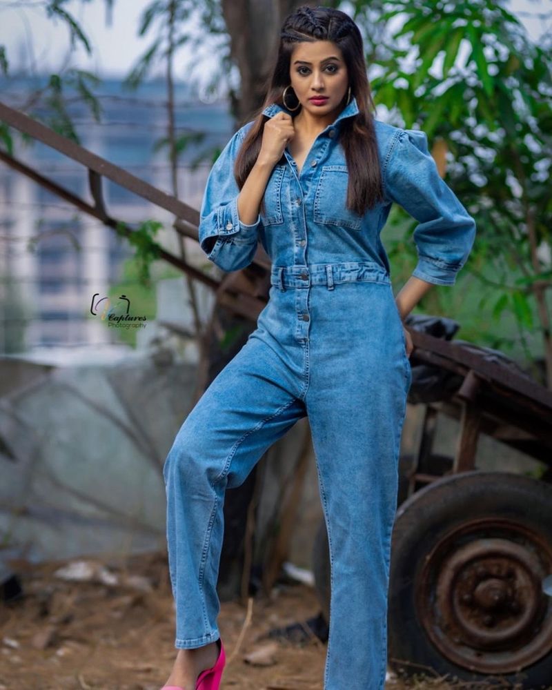 ఇక రానా హీరోగా తెరకెక్కుతున్న పీరియాడిక్ రెవల్యూషనరీ డ్రామా విరాట పర్వం మూవీలో లేడీ నక్సల్ రోల్ చేస్తున్నారు ఆమె.