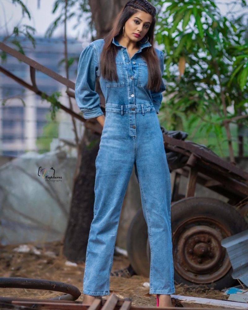 వీటితో పాటు మరో మూడు కన్నడ చిత్రాలు ఆమె ఖాతాలో ఉన్నాయి. సినిమాలతో పాటు టీవీ షోలలో కూడా సందడి చేస్తుంది ప్రియమణి.
