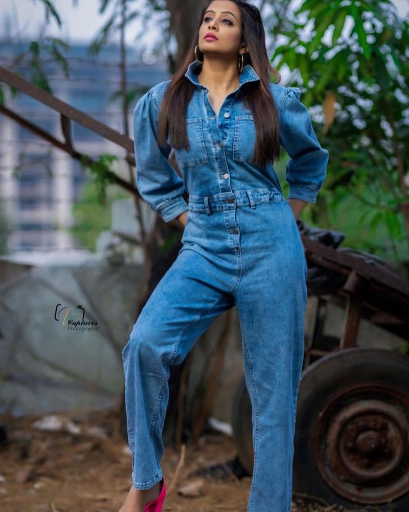 అటు వెండితెర మెరుస్తూ, ఇటు బుల్లితెరను ఏలుతూ కెరీర్ ని జెట్ స్పీడ్ తో ముందుకు నడిపిస్తుంది ప్రియమణి.