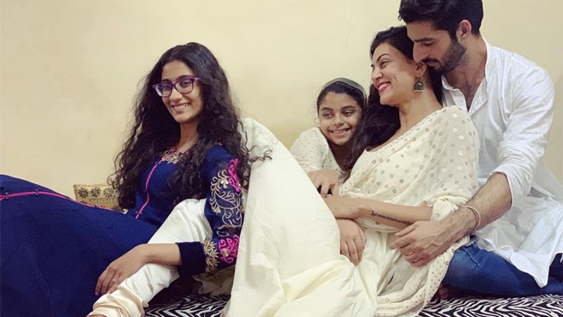 <p>রহমানের সঙ্গে খুব স্বাভাবিক ছিল সুস্মিতা সেনের দুই কন্যা। তাঁরা এক পরিবারের মতই একসঙ্গে থাকত। </p>