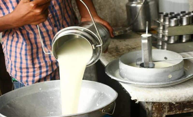 <p><br /> बता दें कि अमीर से लेकर गरीब को रोज सुबह सबसे पहले दूध की जरूरत होती है। अब 1 अप्रैल से दूध के दाम बढ़ने जा रहे हैं। पिछले दिनों हुईं बैठक के दौरान किसानों ने दूध के दाम 55 रुपए प्रति लीटर करने की बात कही थी। लेकिन व्यापारियों का कहना है कि वे 3 रुपए ही दूध के दाम बढ़ाएंगे।<br /> &nbsp;</p> 