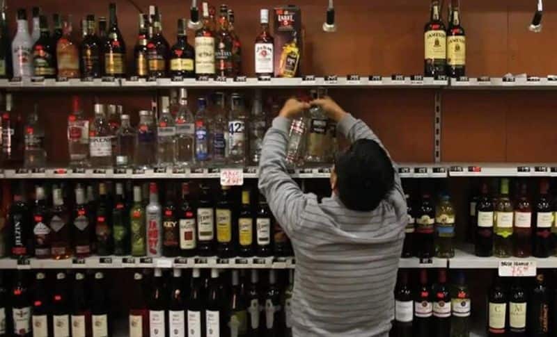 <p><br /> बता दें कि उत्तर प्रदेश में 1 अप्रैल से शराब की कीमतें में बढ़ जाएंगी। जिसकी तैयारी योगी सरकार और आबकारी विभाग ने कर ली है। जिसके तहत देसी और विदेशी शराब महंगी हो जाएंगी। वहीं यूपी में बीयर सस्ती होने जा रही है।</p> 