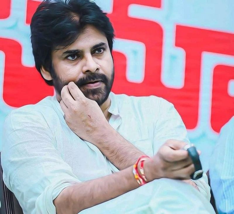 కాగా ప్రత్యక్ష రాజకీయాలలో ఉంటూనే పవన్ సినిమాలు చేస్తున్నట్లు ప్రకటించారు. 2019 చివర్లో ఆయన కమ్ బ్యాక్ ప్రకటించడంతో పాటు.. పింక్ రీమేక్ చేస్తున్నట్లు అధికారిక ప్రకటన చేశారు.
