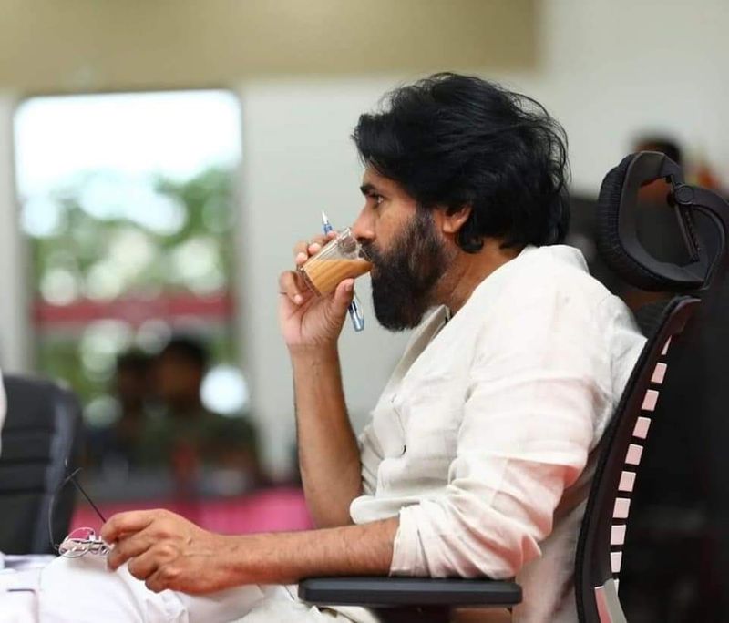 ఇక పవన్ కళ్యాణ్ విషయాన్ని కొస్తే 2019సార్వత్రిక ఎన్నికలలో జనసేన పార్టీ ప్రభావం చూపలేకపోయింది. పవన్ పోటీ చేసిన భీమవరం, గాజువాక నియోజకవర్గాలలో ఓడిపోగా.. కేవలం జనసేన తరపున ఒక అభ్యర్థి గెలుపొందారు.