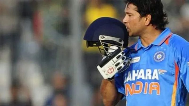 बता दें कि, सचिन ने भारत के लिए 200 टेस्ट और 463 वनडे मैच खेले हैं। उनके नाम अंतर्राष्ट्रीय स्तर पर 100 शतक हैं। वनडे में उन्होंने 18,426 रन और टेस्ट में 15,921 रन बनाए है।