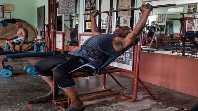 वो हॉलीवुड फिल्म स्टार और पूर्व मिस्टर यूनिवर्स आर्नोल्ड श्वार्जनेगर को अपना हीरो मानते हैं। उन्होंने बताया कि वेटलिफ्टिंग और कसरत उम्र के बढ़ने की रफ्तार को धीमा करने के साथ आपको स्वस्थ रखने में भी मददगार रहता है। उनका मानना है कि वेटिलिफ्टिंग के जरिए खुद को फिट रखकर हम कोरोना वायरस जैसी घातक बीमारी का मुकाबला कर सकते हैं।