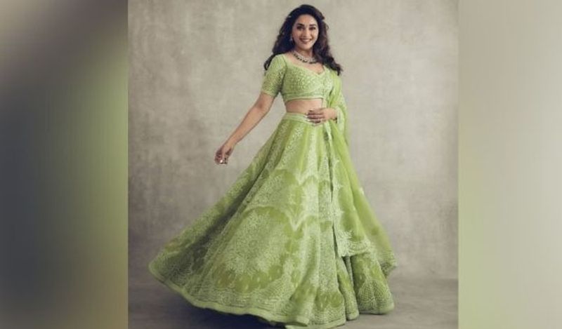 माधुरी दीक्षित ने इस फोटोशूट को डांस रियलिटी शो डांस दीवाने के लिए करवाया है। इस फोटोज में माधुरी बला की खूबसूरत नजर आ रही हैं। 