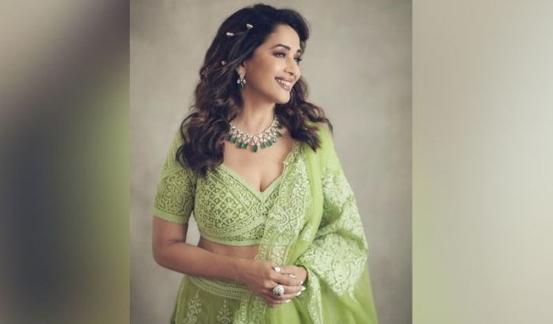 माधुरी का ये लहंगा डिजायन किया है तोरानी ने। इसके ब्लॉउज में काफी हेवी वर्क किया गया है। सिंपल रखते हुए इसे ट्रेडिशनल टच दिया गया है। 