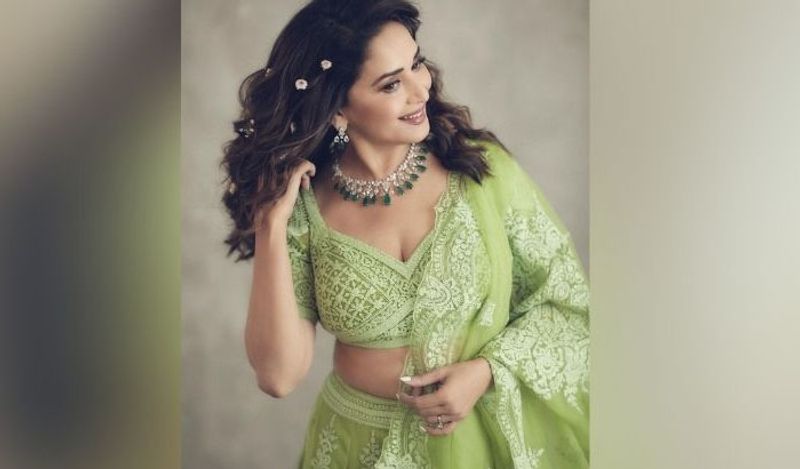 लहंगे के साथ माधुरी ने ग्रीन दुपट्टा भी कैरी किया है। उसे उन्होंने काफी सिंपल अंदाज में शोल्डर पर लिया है। 