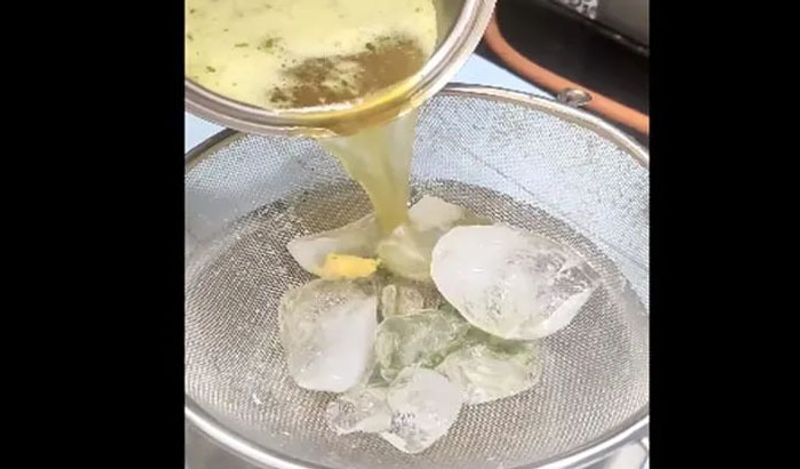 ನಿಮಿಷಗಳಲ್ಲಿ ಸಿದ್ಧವಾದ ತಾಜಾ ಕಬ್ಬಿನ ಜ್ಯೂಸ್ಗೆ ಐಸ್ ಕ್ಯೂಬ್ಗಳನ್ನು ಸೇರಿಸಿ ಎಂಜಾಯ್ ಮಾಡಿ.
