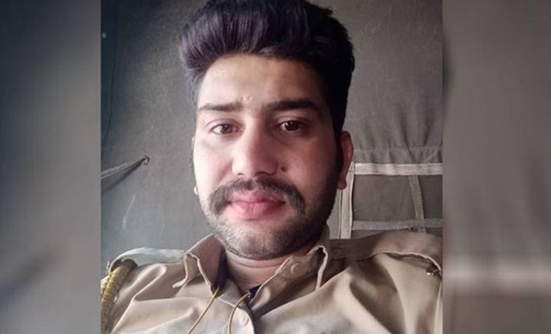 दरअसल, यह दिल दहला देने वाला मामला भोपाल के शाहपुरा थाना क्षेत्र की है। जहां सातवीं बटालियन में तैनात जवान अजीत चौहान ने शराब के नशे में धुत होकर सोमवार आधी रात को यह खूनी होली खेली। वह गुस्से में सरकारी एसएलआर राइफल लेकर अपनी मंगेतर के घर पहुंचा और शादी तोड़ने पर विवाद करने लगा। इसके बाद उसने देखते देखते ताबड़तोड़ फायरिंग शुरु कर दी।