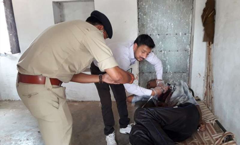 लड़की ने बताया कि इस खून-खराबे की बीच चीख-पुकार मच गई। देखते ही देखते घटना स्थल पर भीड़ जमा हो गई। किसी तरह आरोपी को परिवार के बाकी लोगों ने उसके हाथ से बंदूक छुड़ा कर उसे किचन में बंद कर दिया। लेकिन आरोपी इतना बड़ा हैवान निकला कि उसने वहां उसने अपनी पुलिस की वर्दी जला दी और अपने पास रखे कारतूस को ब्लास्ट करने की कोशिश की।
