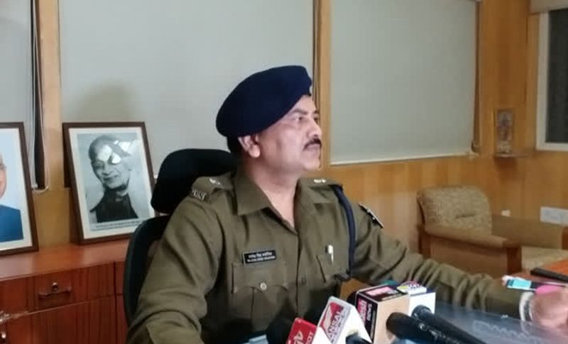 मामले की जांच कर रहे पुलिस अधिकारी राजेश भदौरिया ने बताया जवान की मंगेतर किसी निजी कंपनी में नौकरी करती है। वह अपने स्टाफ के साथ रहती और उनसे बात करती थी। लेकिन जवान को यह सभ पसंद नहीं था। जिसको लेकर वह आए दिन लड़की से लड़ाई करता था। इतना ही नहीं उसे बार बार जान से मारने की धमकी भी देता था। लड़की उसकी इन्हीं हरकतों से तंग आकर शादी नहीं करना चाहती थी।
