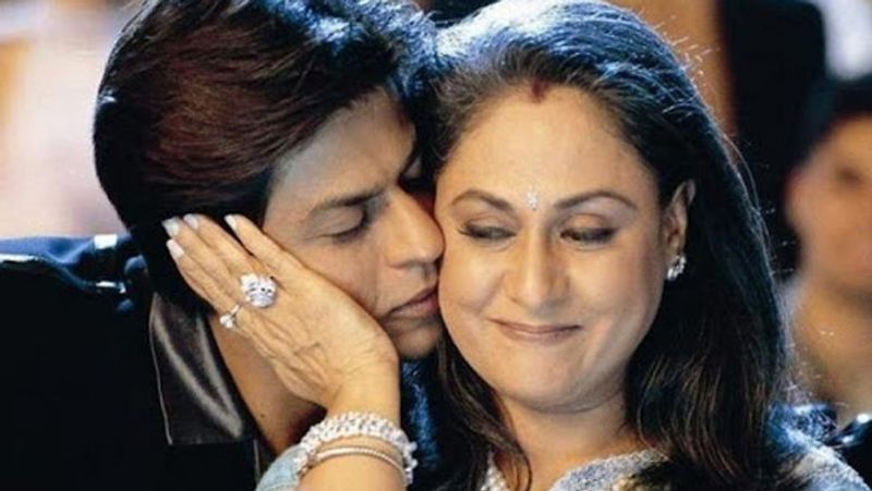 आपको बता दें कि जया बच्चन शाहरुख खान के लिए क्रेजी और उन्हें बेहद पसंद भी करती है। ये बात वे कई बार कह चुकी हैं। फिल्म कभी खुशी कभी गम में जया ने शाहरुख की मां को रोल प्ले किया था। 