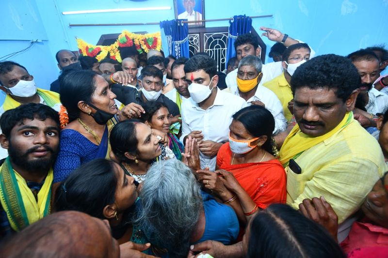 ''పంచాయతీ ఎన్నికలు పూర్తయ్యాక గరికపాటి కృష్ణారావును దారుణంగా హత్య చేశారు. కృష్ణారావును ప్రాణాలను కాపాడుకోవడానికి అన్ని విధాలా ప్రయత్నించినా ఫలితం దక్కలేదు. దళిత అభ్యర్థిని సర్పంచిగా గెలించామన్న కక్షతో మా పార్టీ నాయకున్ని రోడ్డుపైన దారుణంగా హత్య చేశారు. గతంలో అభివృద్ధి, సంక్షేమాల్లో ఇతర రాష్ట్రాలతో పోటీ పడేవాళ్లం. కానీ నేడు దాడులు, హత్యలు, ఫ్యాక్షన్ రాజకీయాలతో బీహార్ తో పోటీపడుతున్నాం'' అని మండిపడ్డారు.